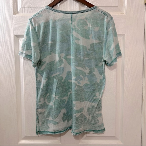 Free People Women's Short Sleeve T-Shirt Blue Green Camo Print Size XS - Picture 2 of 8